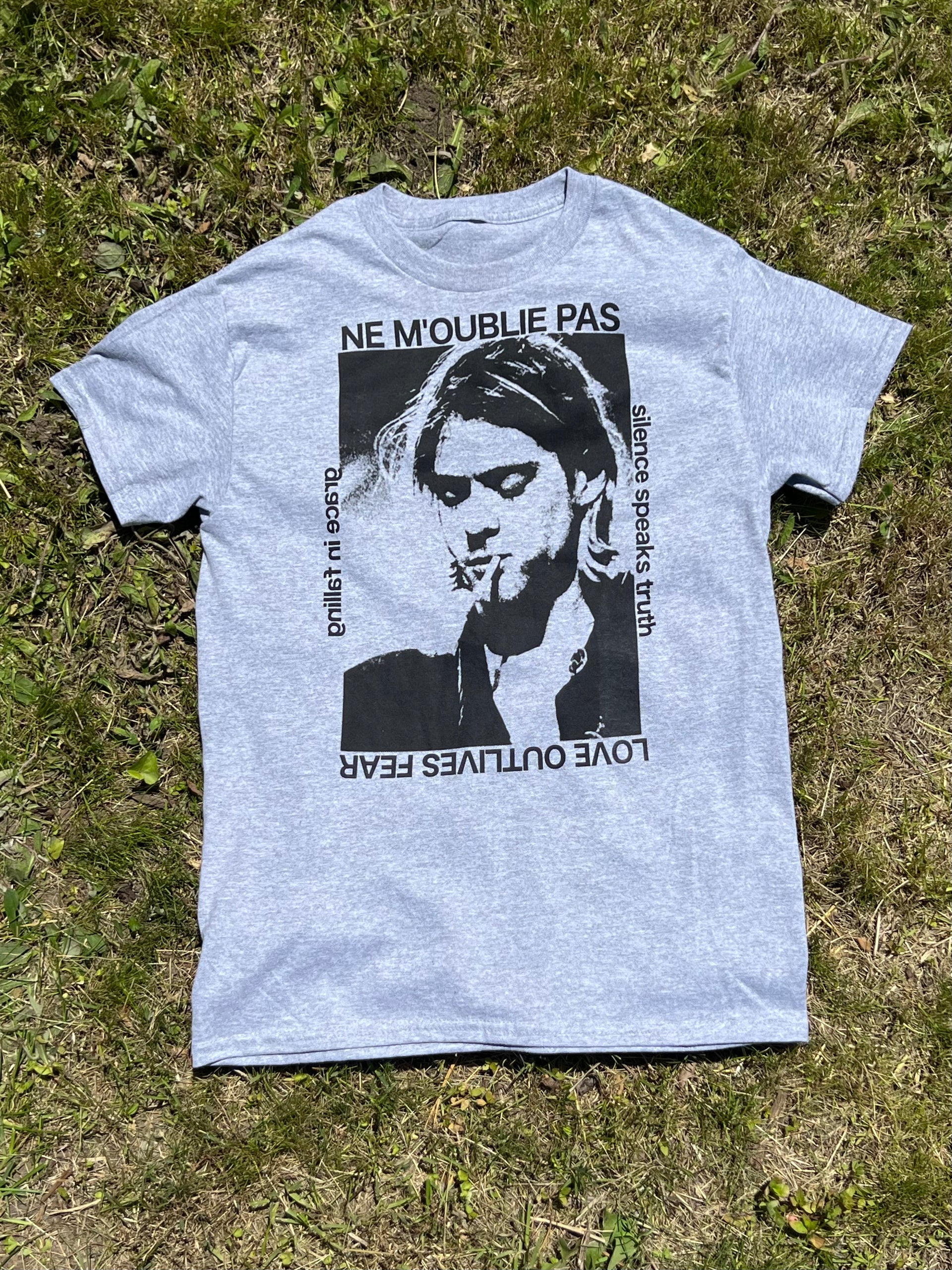 grey “kurt cobain" shirt